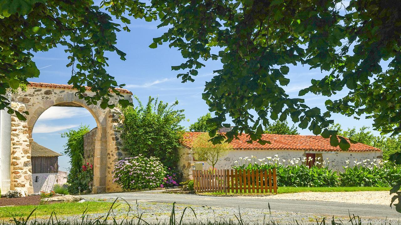 Domaine De La Courillere Bed & Breakfast Le Boupere Exterior photo